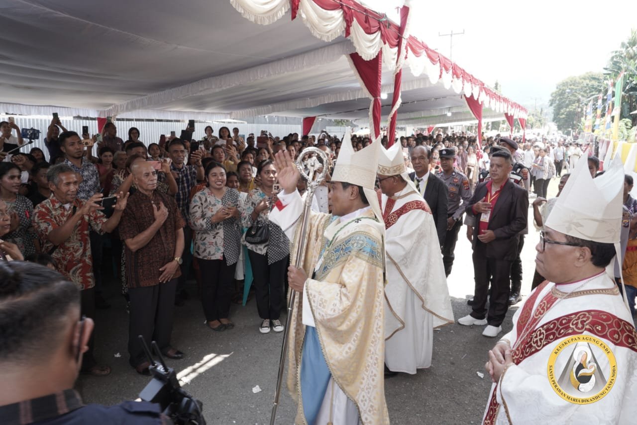 “Ribuan Umat Menyemarakkan Pentahbisan Uskup Agung Baru di Ende: Simbol Harapan dan Persatuan”